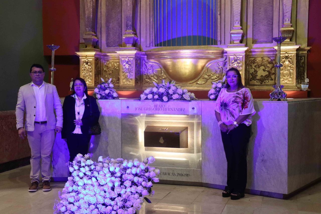 photo_5179437281889160003_y